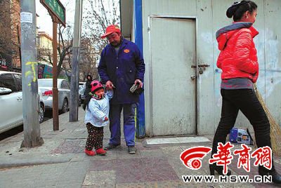 由于沒人照看，爸爸媽媽干活時(shí)帶著兩歲多的小韓靈  本報(bào)記者 董國梁 攝 