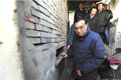 昨天，李克強看望包頭北梁棚戶區(qū)居民。新華社發(fā)